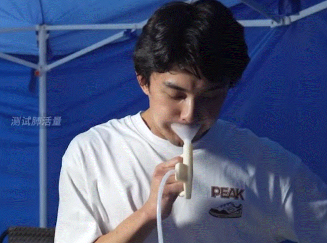 吴磊穿湿衣撞脸汤姆猫 圆溜溜的脑袋配着那双无辜大眼睛，说撞脸汤姆猫真没夸张，看着
