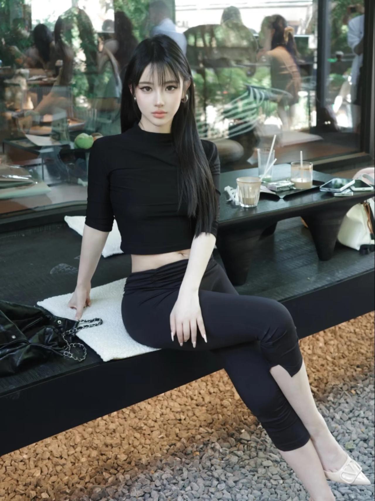 都市女孩的时尚穿搭，黑白配色的简约优雅。美女究竟能有多美 如何展现少女的温柔气质