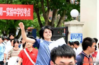 高考出分之后，有一件事会比考试本身还让人头疼，尤其是县里的家庭。
 
孩子辛辛苦