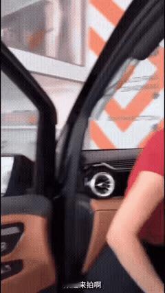 这汽车主播不去干车模有点可惜，车模在主播面前不堪一击。