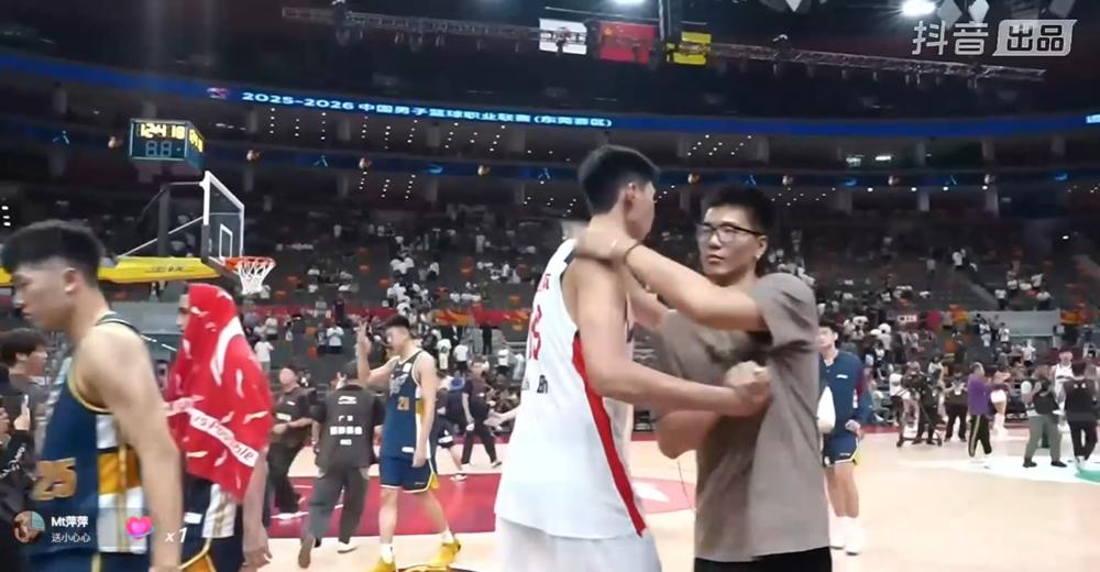 曾经的广州核心，现在便装坐在广东替补席，看着旧主爆冷赢了新东家，全程，他和杜锋一