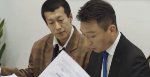 2020年，康辉在《新闻联播》直播中暂停了2秒钟时间调整了一下自己的耳机，这个动