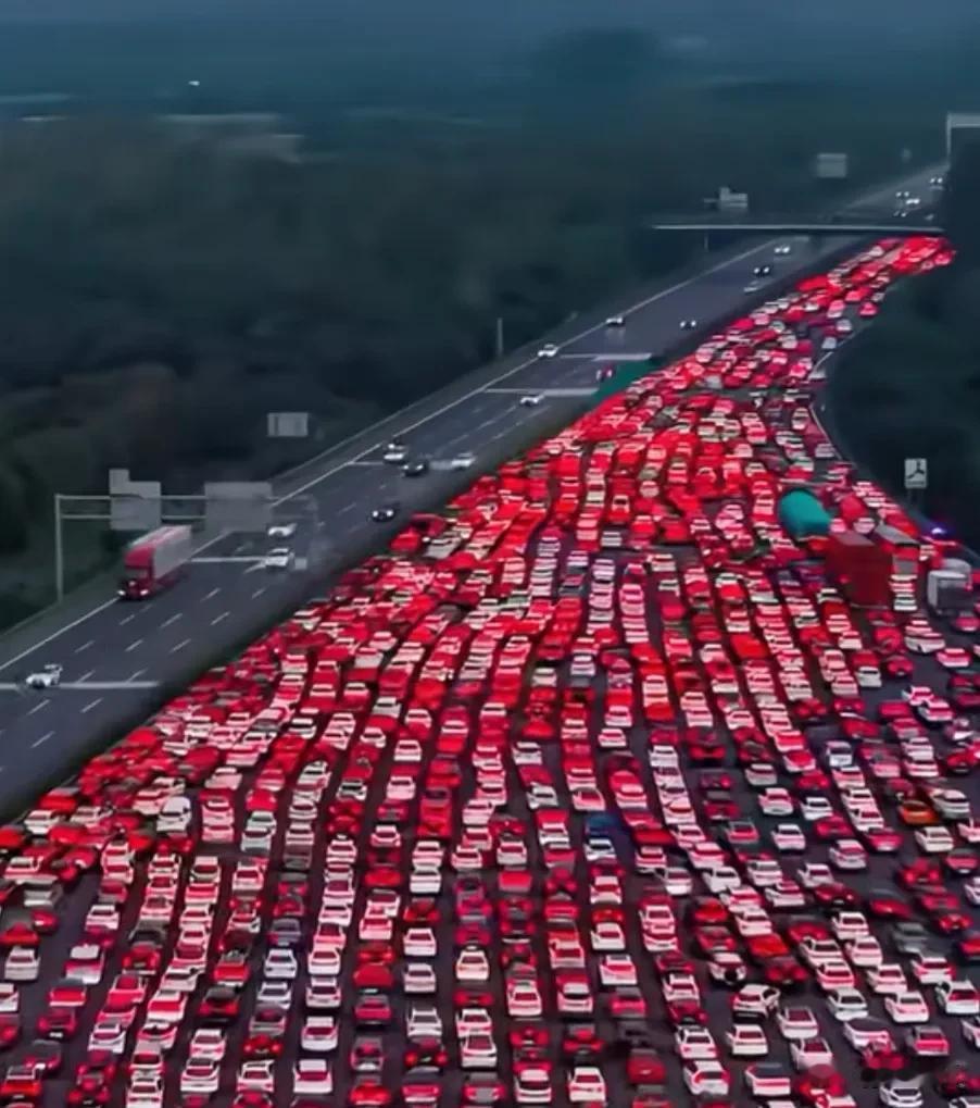 回家的路
    宽阔的公路上，车流汇成一片红色的灯海，密密麻麻的车辆缓缓挪动，