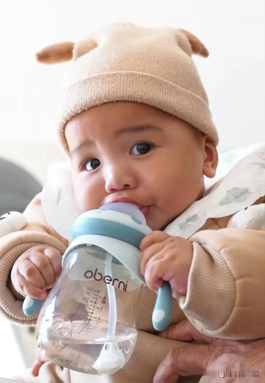 几天没来看凯凯，小宝宝又长大了不少。还是那么爱笑，被爷爷照顾得干干净净，真好。