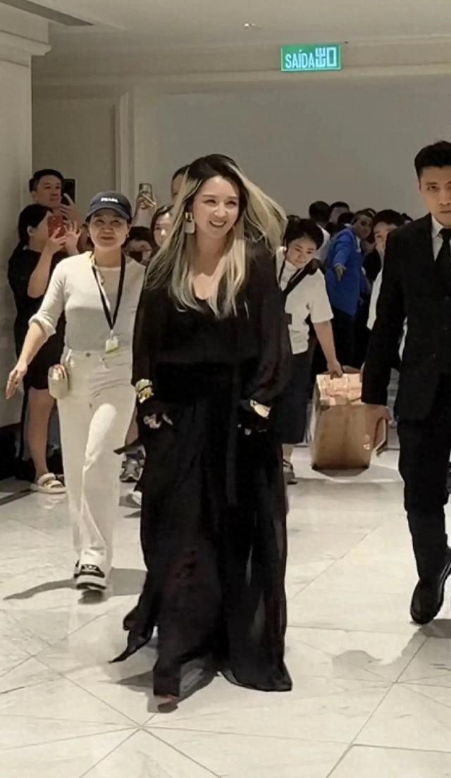 何洁澳门音乐会惊艳蜕变，金发黑裙尽显女王范
 
何洁现身澳门音乐会，一身黑裙搭配