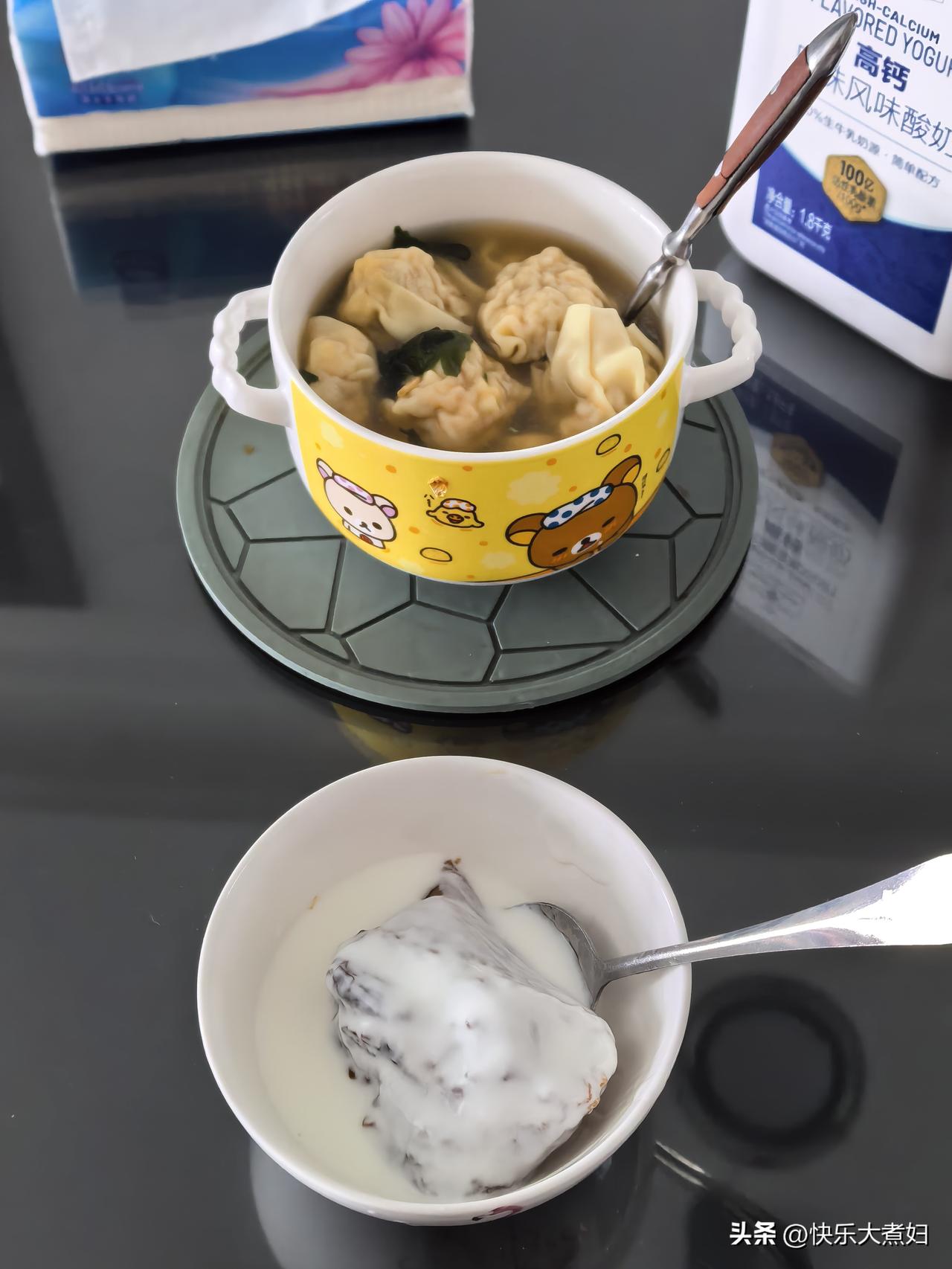 中午我吃了一点豆腐花，酸奶粽子。老张吃了一根油条，一碗云吞