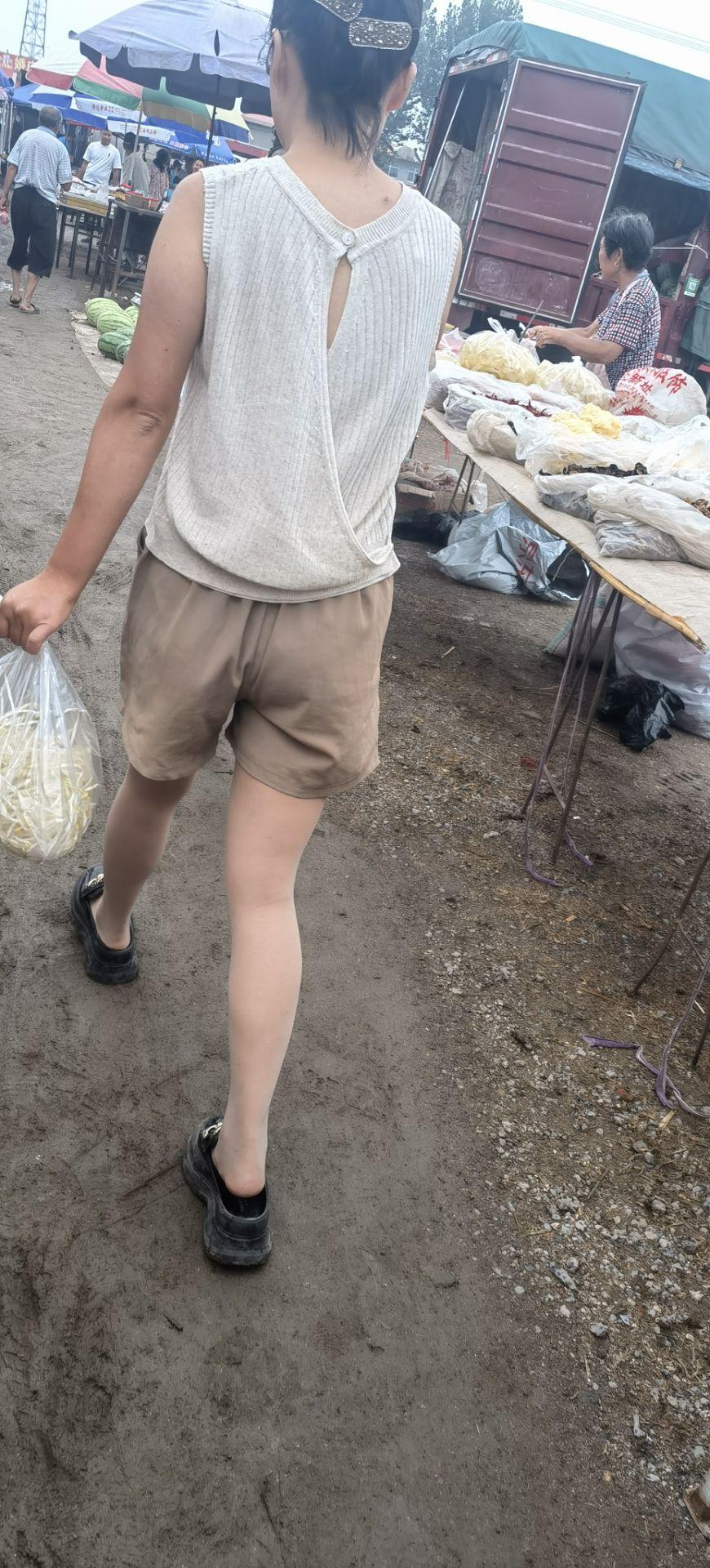 悠闲逛市场，新鲜蔬菜和水果等你来挑选！