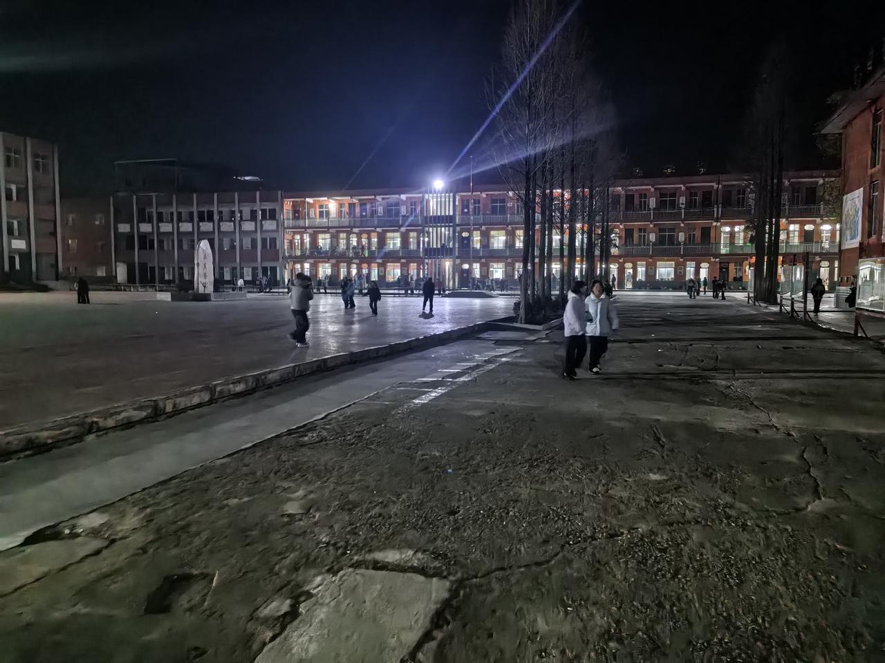 本学期最后一次值班终于完成了，可以回家睡个安生觉了！
转眼已是猎月十五，月上枝头