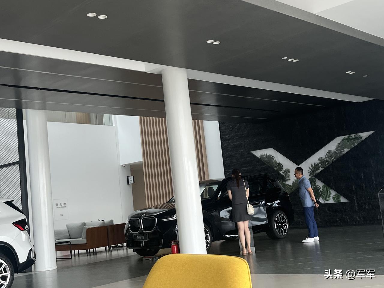 现在人都流行买电车，其实买油车的人也不少。

来4S店保养，今天是星期一，来店里