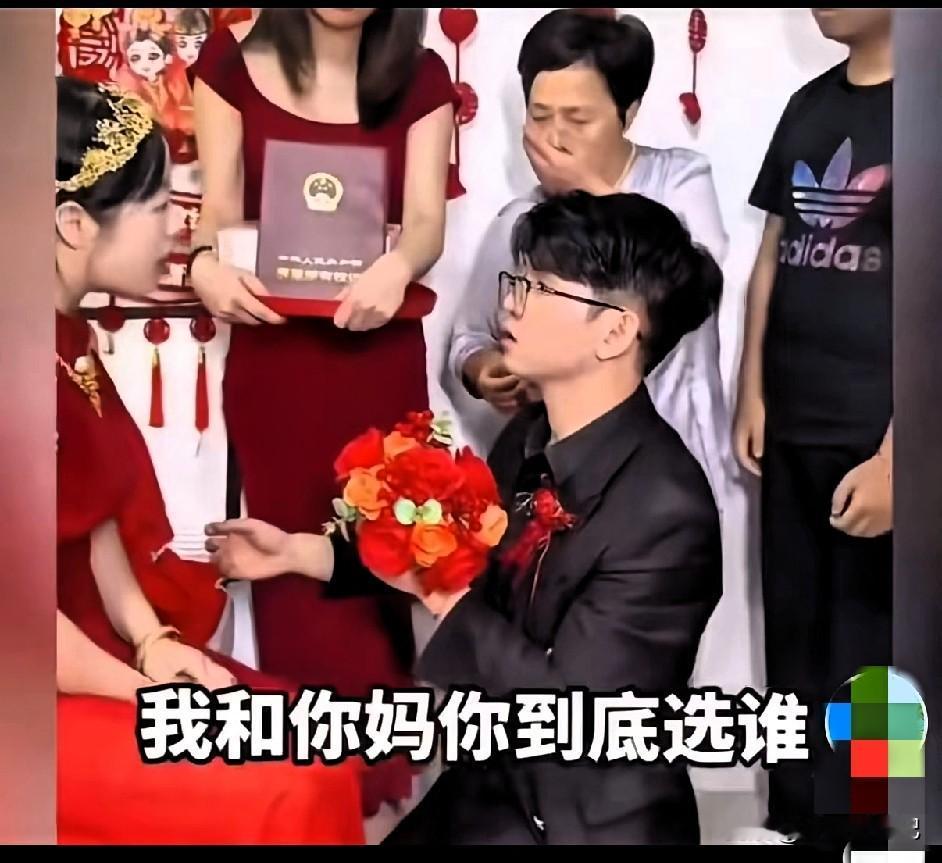 接亲现场，新郎单膝跪地，正准备接新娘出门。
 
谁料新娘的闺蜜突然上前拦住去路，