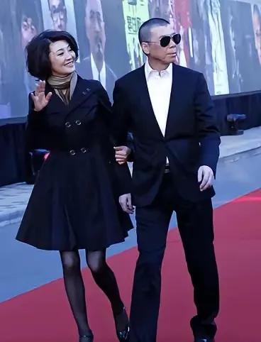徐帆今天的幸福，源于她遇上了好男人冯小刚、贵人杨立新夫妇。        
  