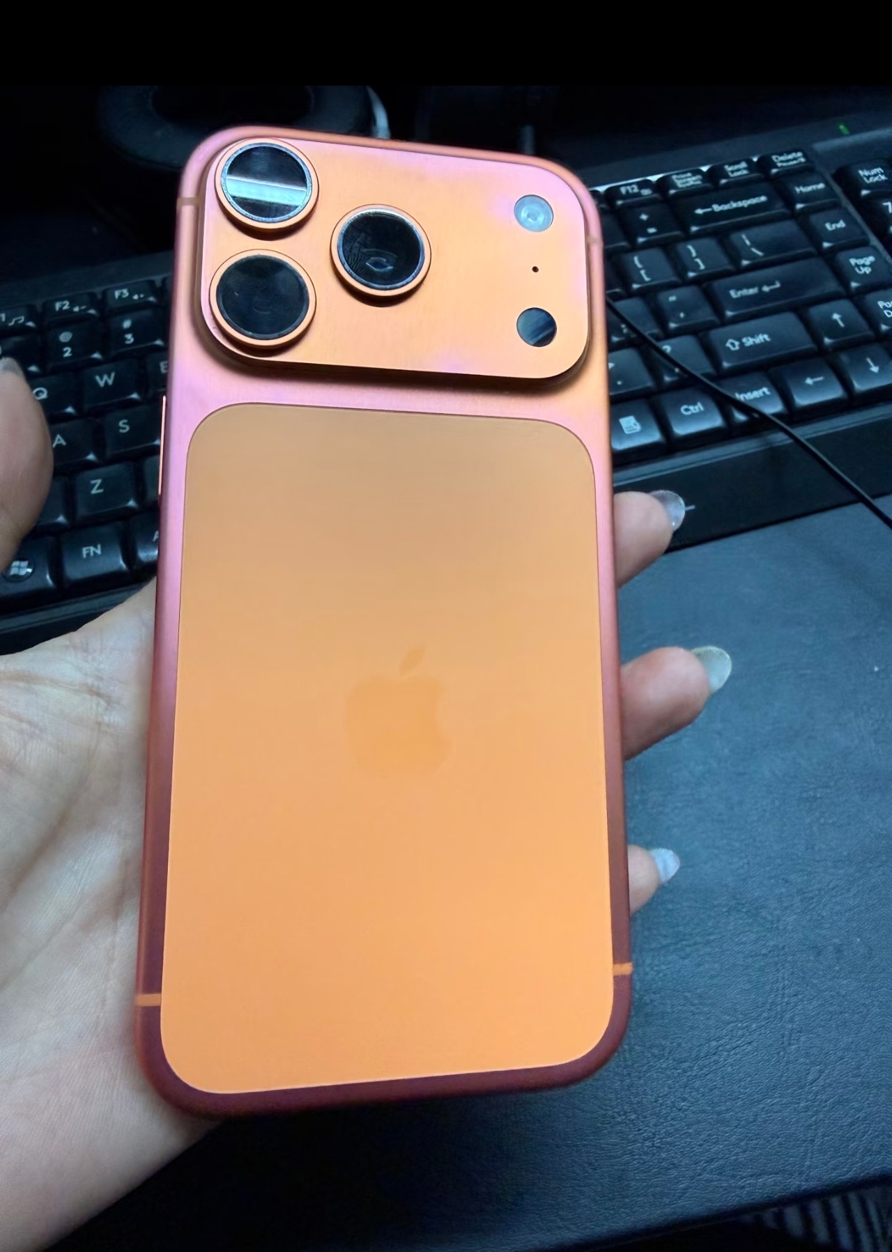 实测iPhone17Pro褪色情况褪色的都是因为长时间酒精擦拭，还有就是裸机使用