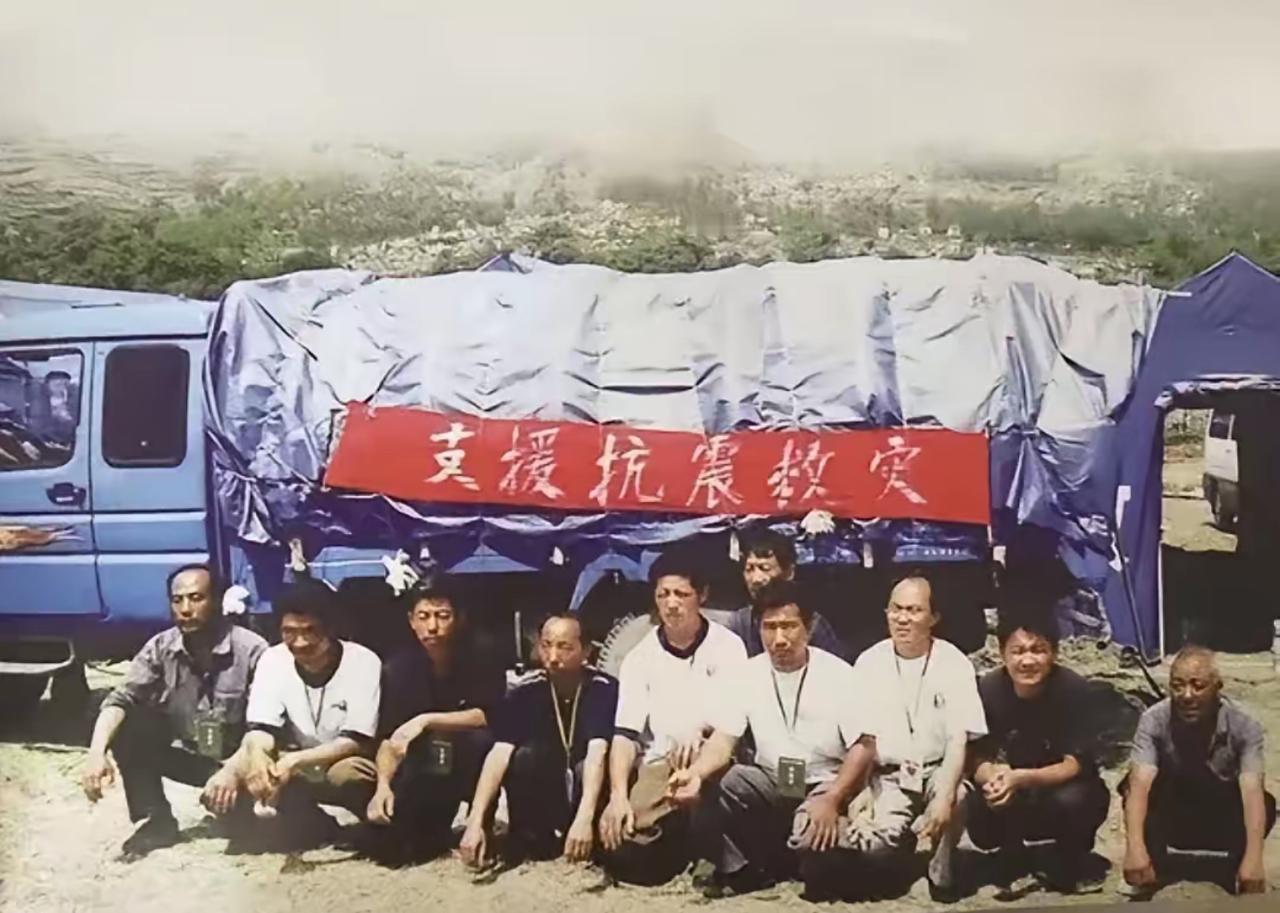 10个山东大汉吃饭，却只点了俩最便宜的素菜，老板娘满脸鄙夷。谁料，当她看到他们开