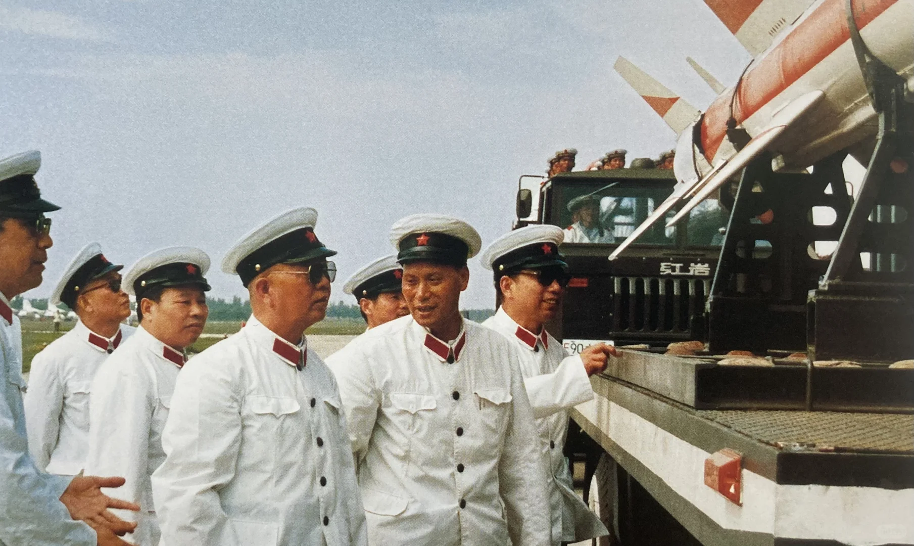 1984年6月看望参加国庆35周年的海军官兵们