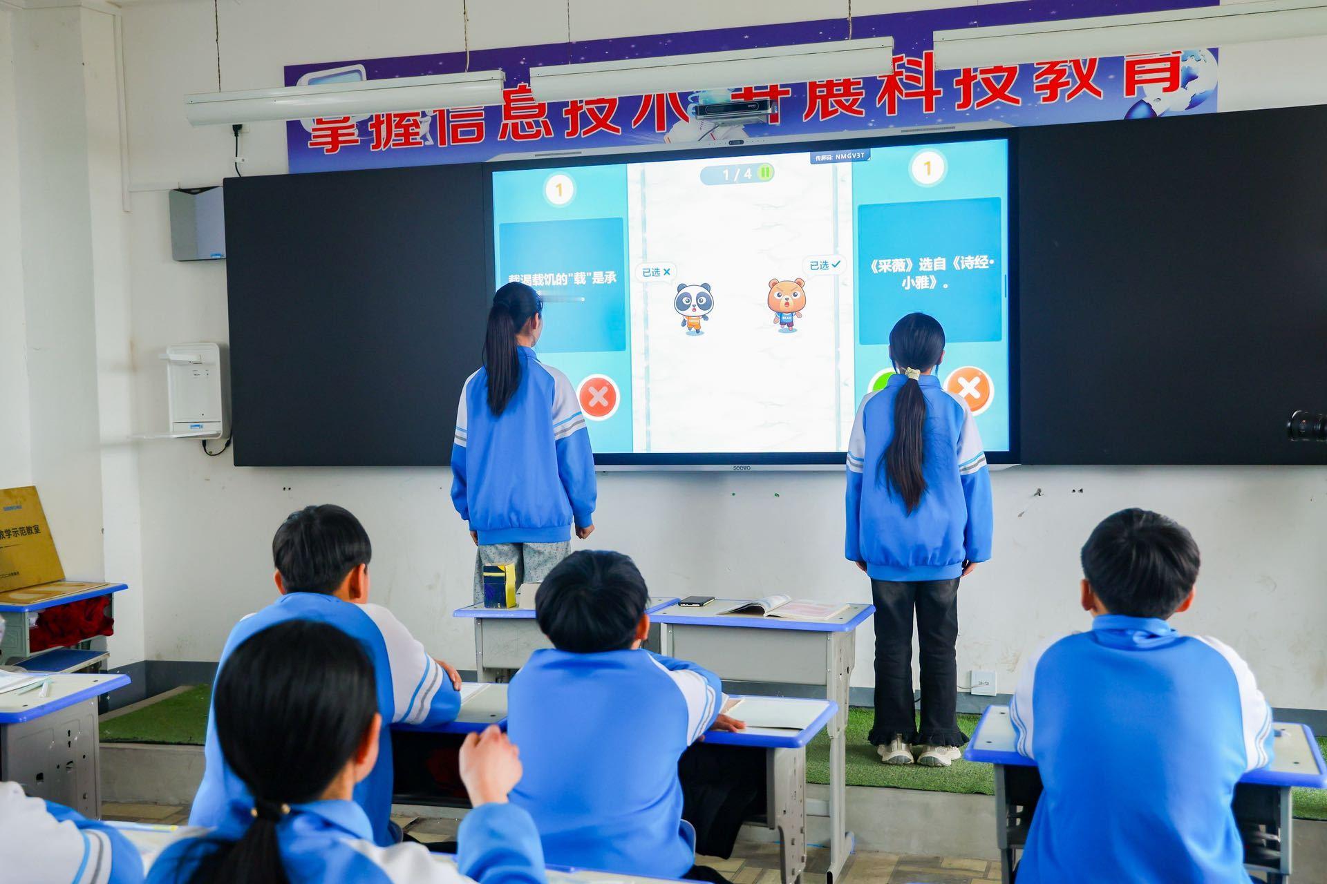 李翠丽的图书馆能学AI了河南有座开在超市的赛博图书馆从村口小卖部到人民大会堂，全