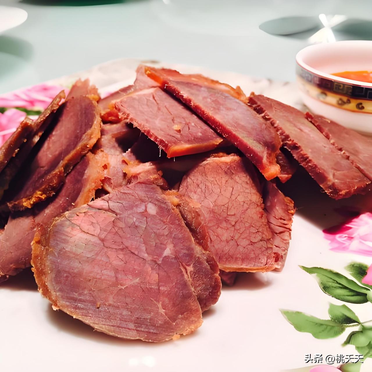今天花四十元买了一小块酱牛肉，少的可怜，我就尝了一片，因为两个孩子一人也没吃几片