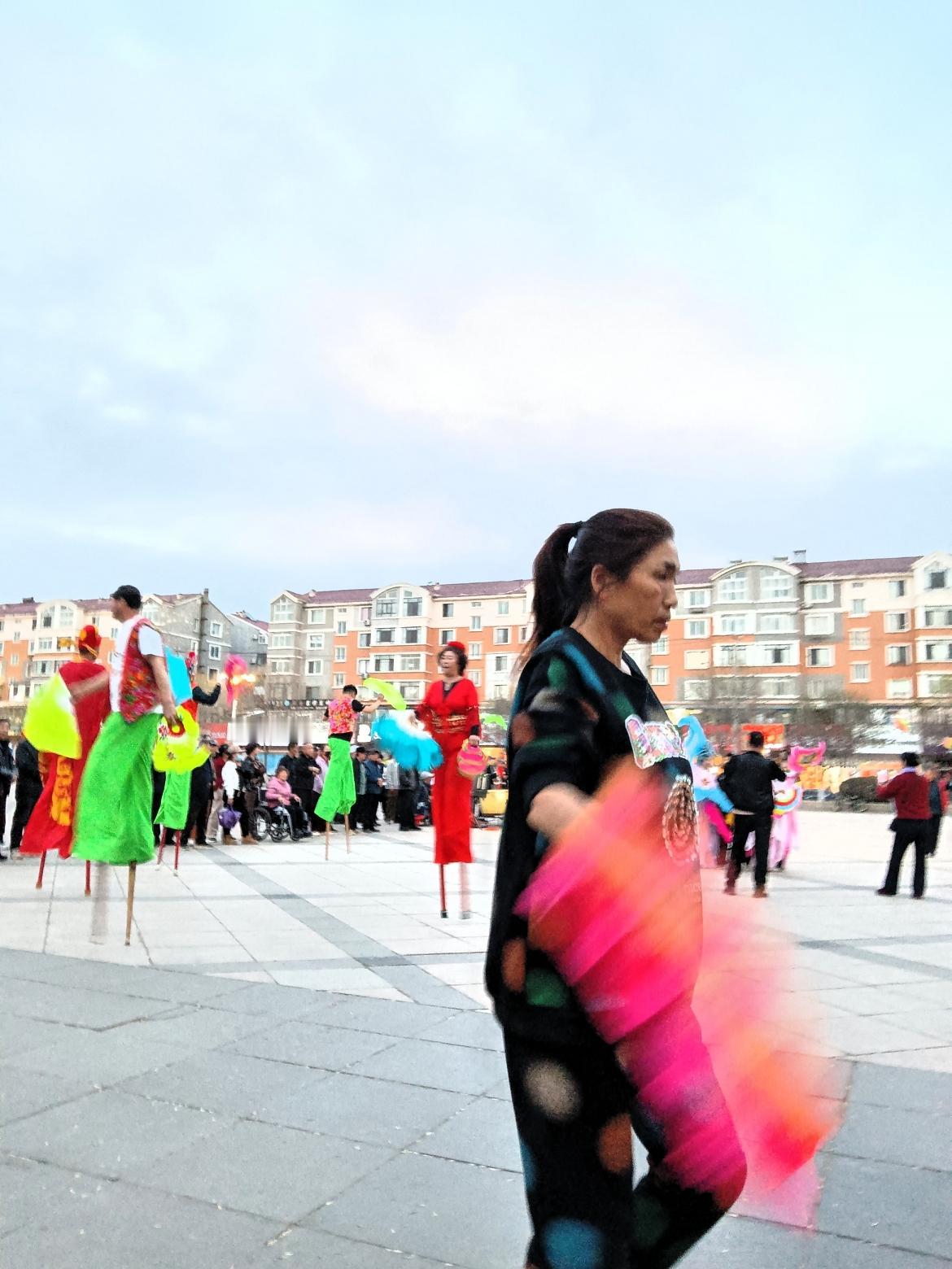 广场上的热闹舞会，彩衣飘飘，欢声笑语！