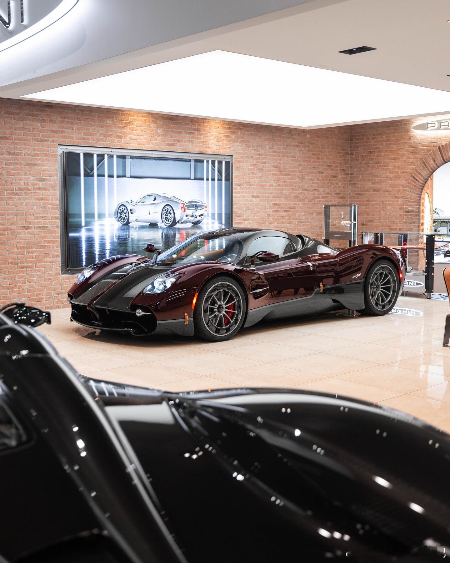 早安！迄今为止抵达多伦多的两辆Pagani Utopia Coupes敞篷车之一