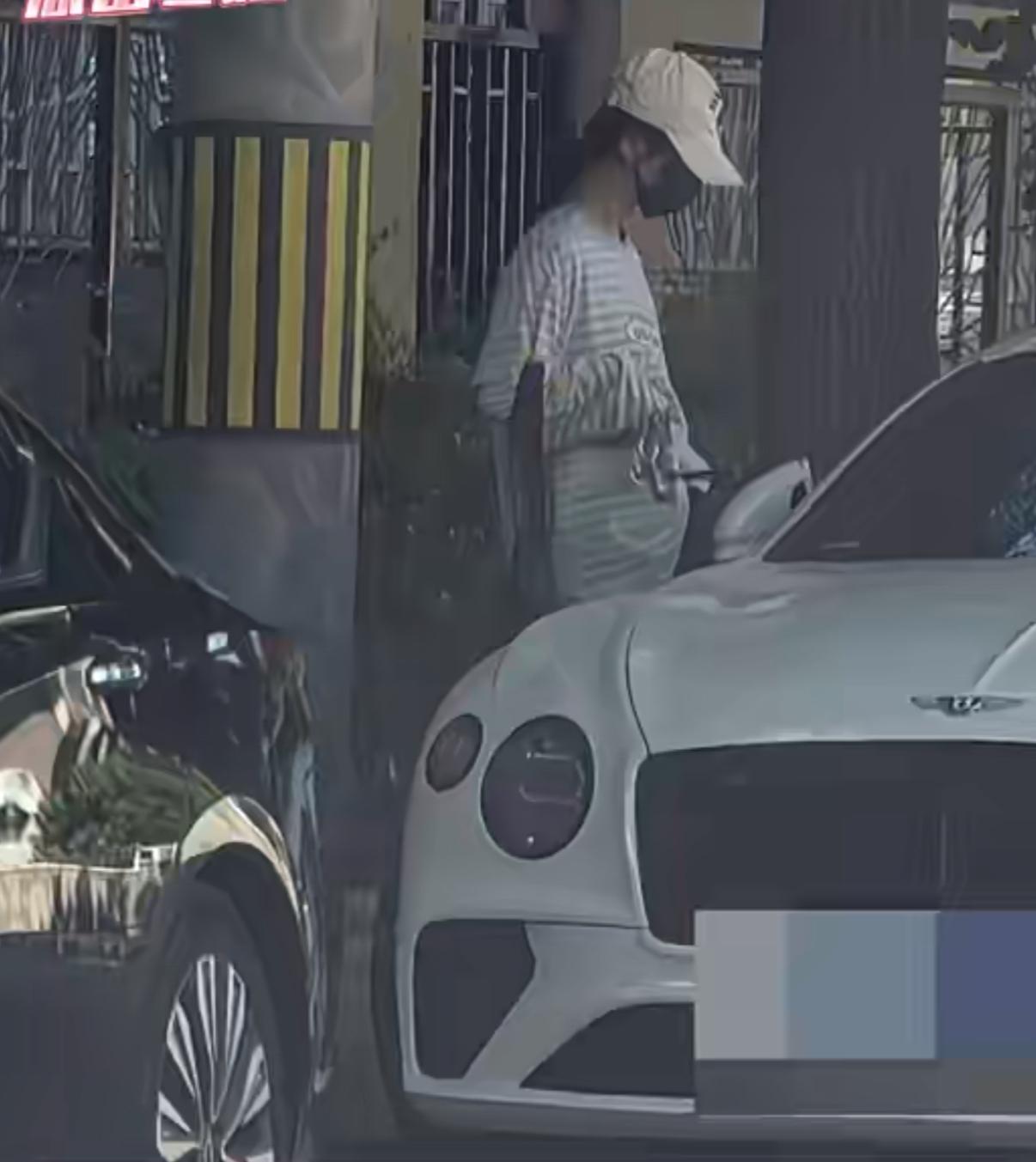 杨紫下班喝下午茶被偶遇：帽子一扣、条纹T恤配工装裙，和闺蜜挽手热聊像普通女生
