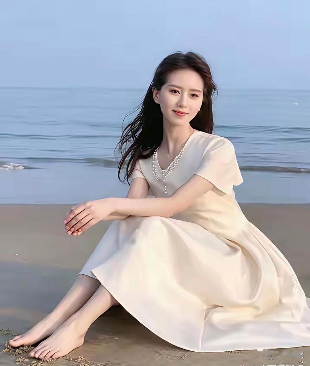 刘诗诗的一双脚格外耐看，温婉韵味十足，独特的女人氛围感直接拉满。 