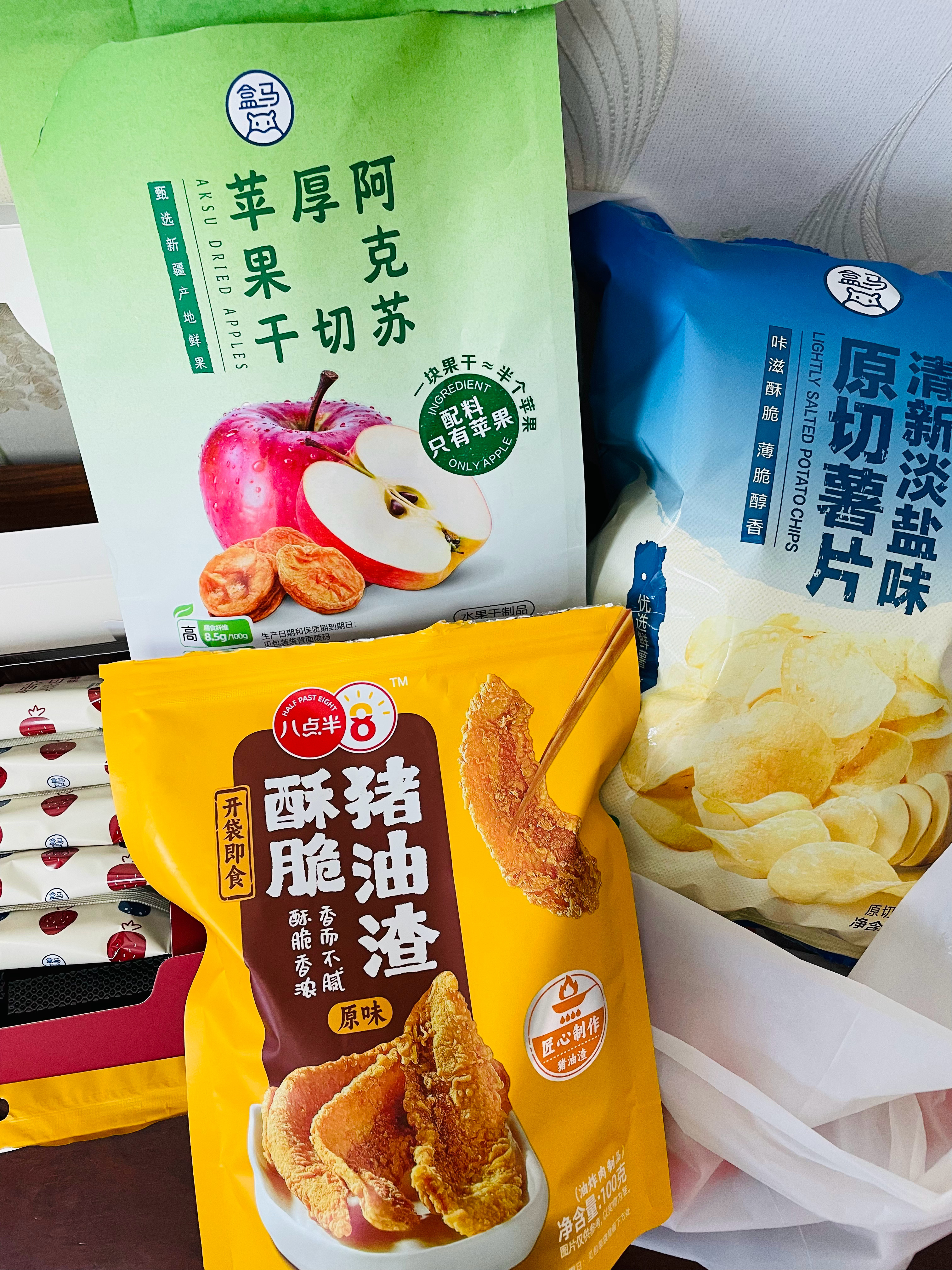 外面下着雨 宅家和两小棉袄吃零食 挖西瓜 图一抹茶琴键巧克力布朗尼好好吃入口丝滑