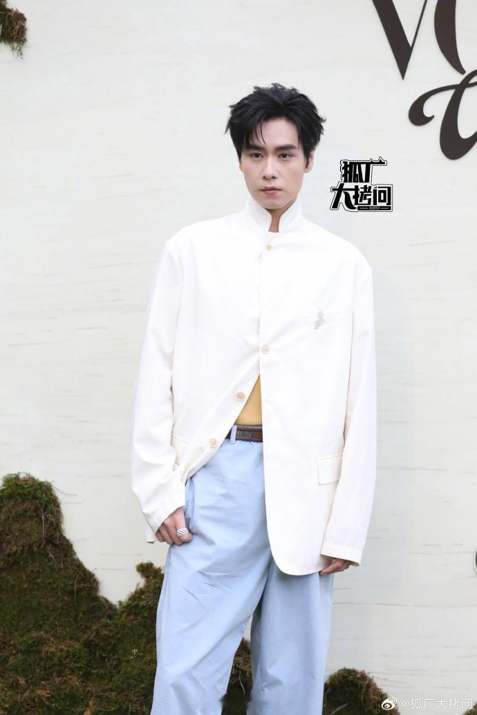 来看看今天vogue红毯直播男明星的表现吧他们好像都觉得自己挺帅的，你觉得呢 