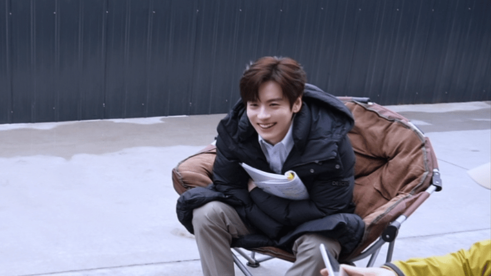 魏哲鸣一句话秒成夹子音魏哲鸣模仿成夹子音 谁能想到西装暴徒魏哲鸣，片场一句“我最