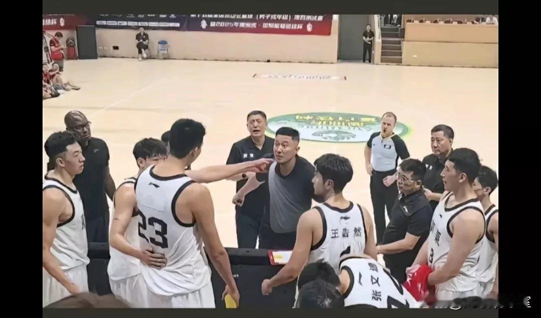国际篮联团结杯广东全运队与巴西男篮的比赛，杜锋与徐昕发生争执的原因被曝光，网传是