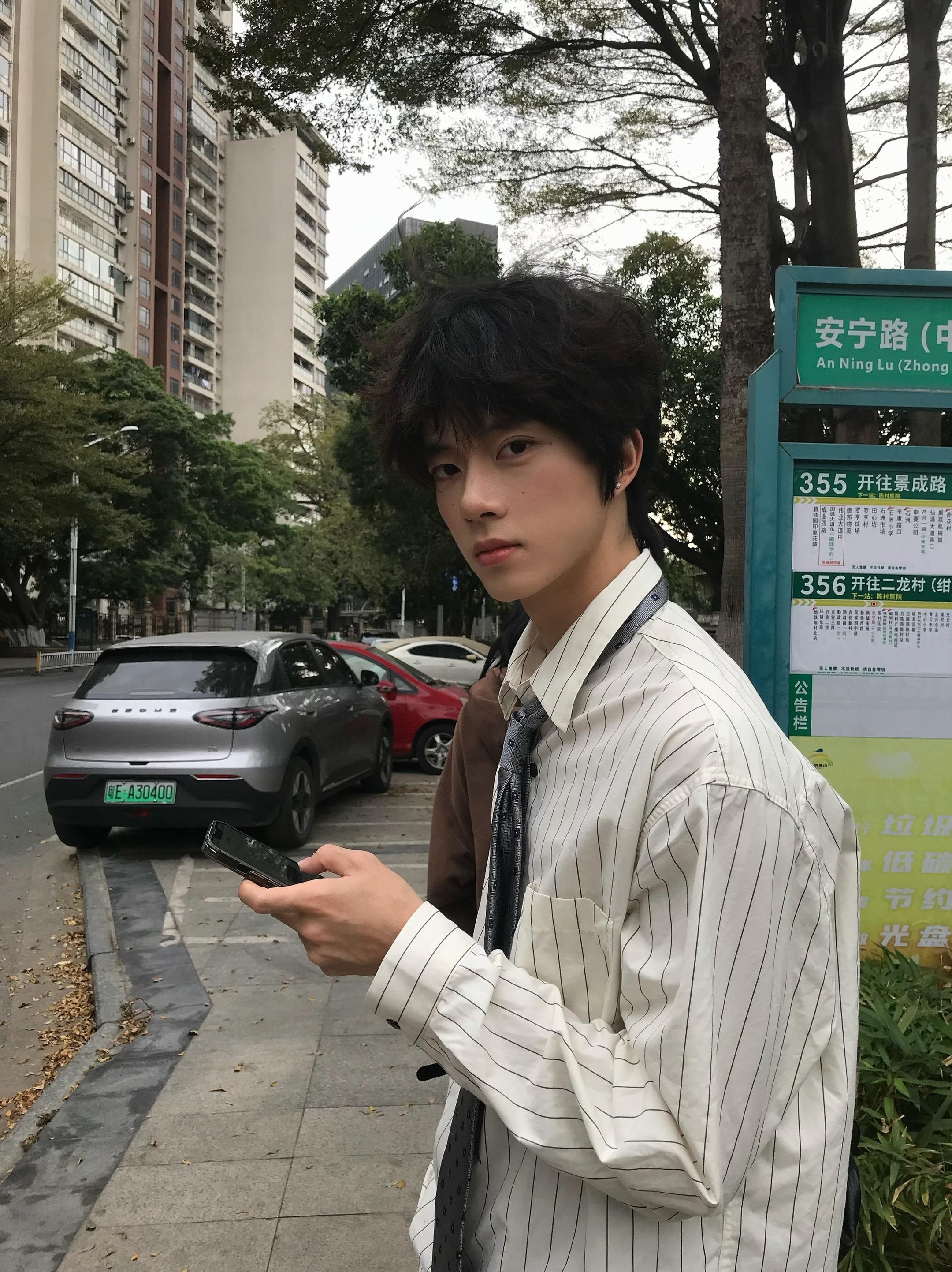 还有十分钟她就要来了，这是我今天整理的第六次袖口，嚼的第三块口香糖。