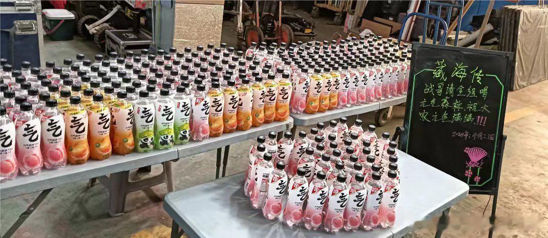 肖战又又又又又在剧组请客啦 ​​​