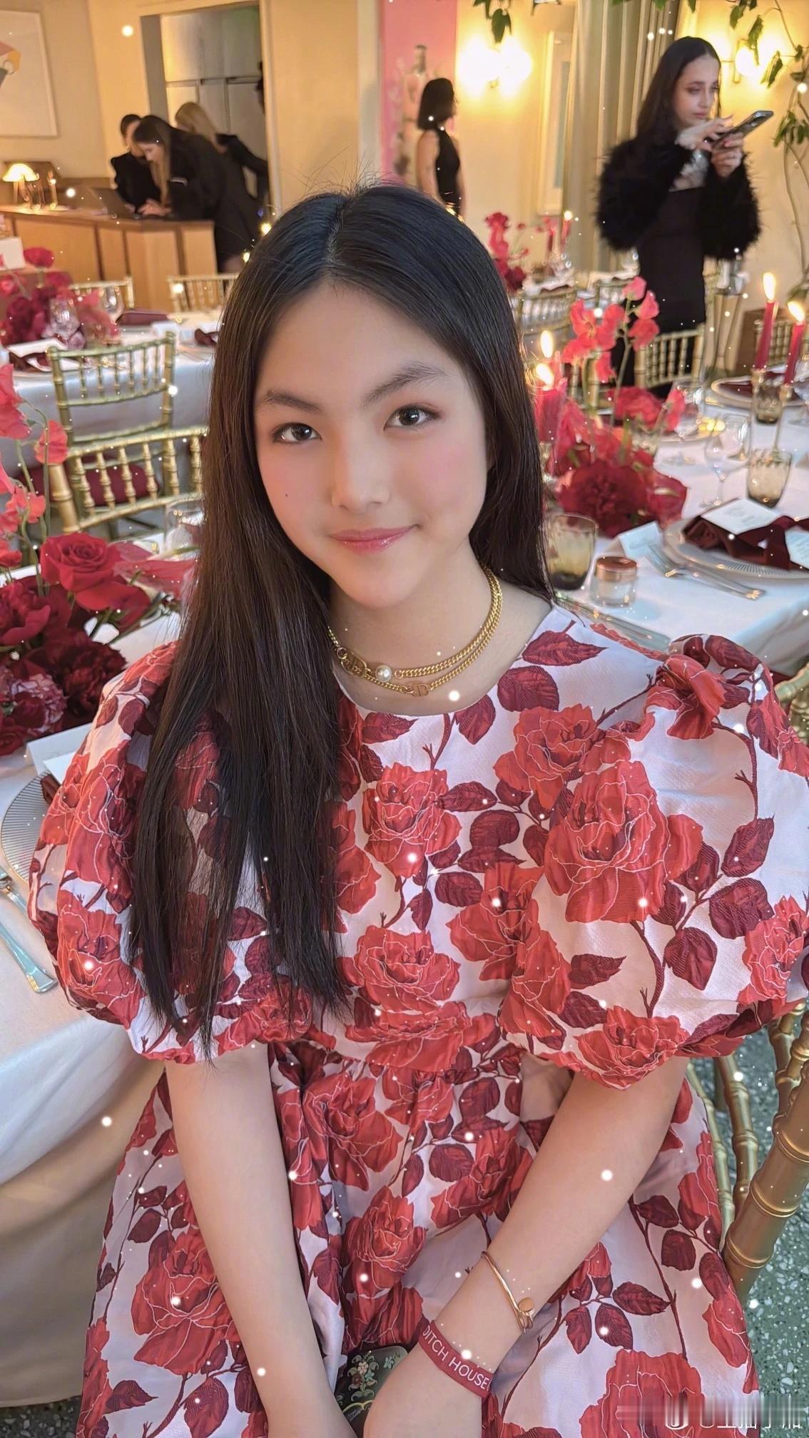 李湘发了几张王诗龄的活动照，真的是女大十八变，当年参加爸爸去哪儿的小胖妹已经长大