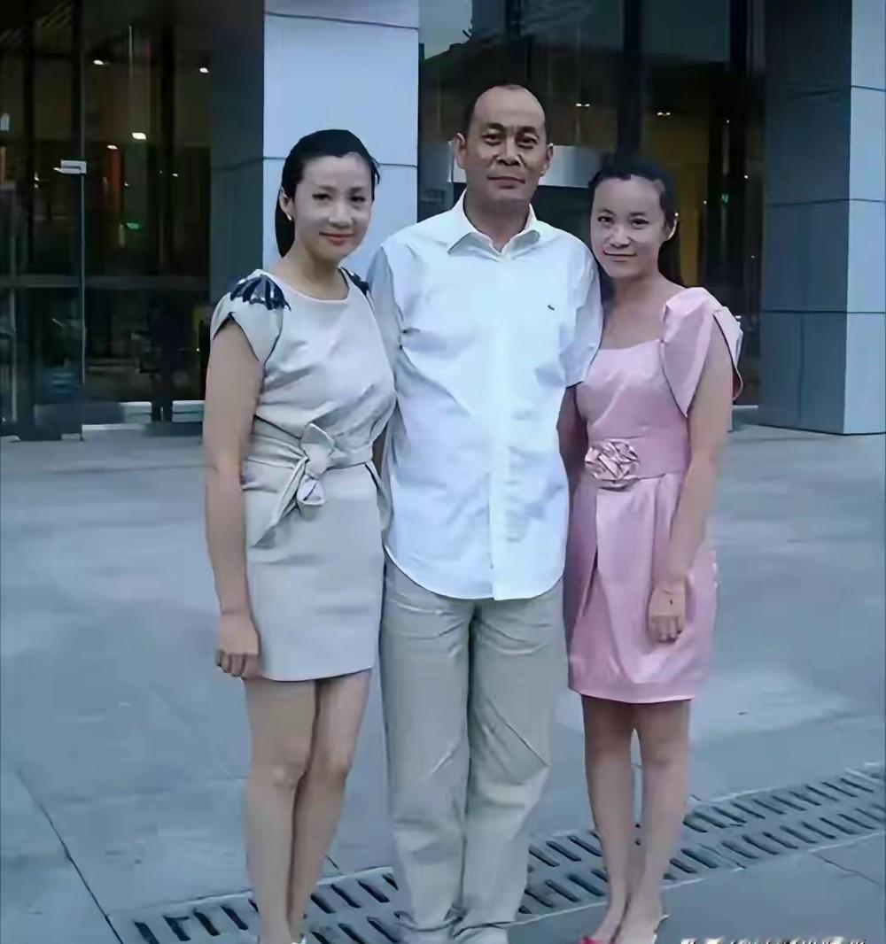 刘奕君演了二十年坏人，现在真去抓坏人了。
他演的人贩子，让观众恨得牙痒痒；现在他
