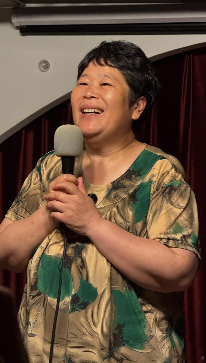 房主任 公交车忙内 房主任当“公交车忙内”的经历绝了！全车最年轻，就她花钱乘车，