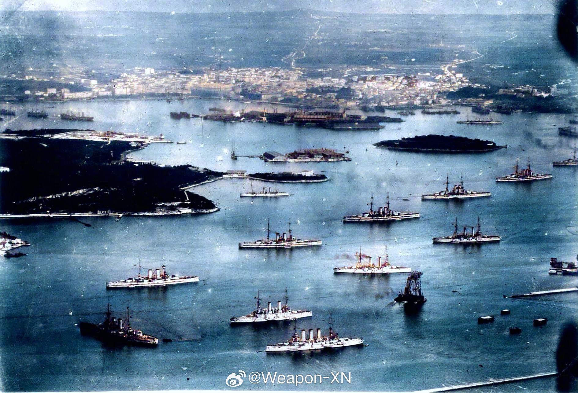 #照片中的历史[超话]# 奥匈帝国舰队的主力舰停泊在普拉主要海军基地(现属于克罗
