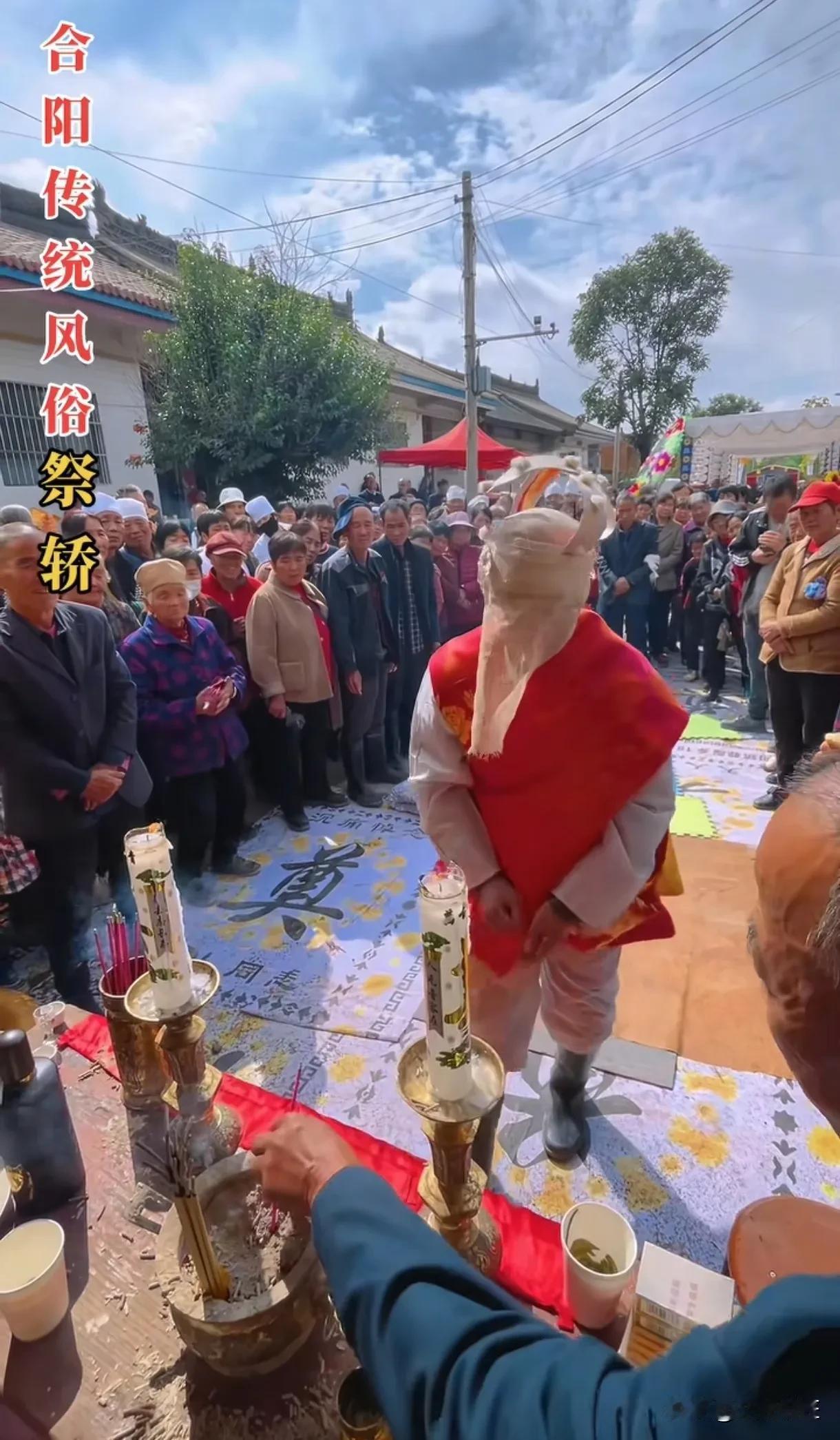 这在祭拜祖先，怎么还蒙面？怎哦回事？有懂行的？