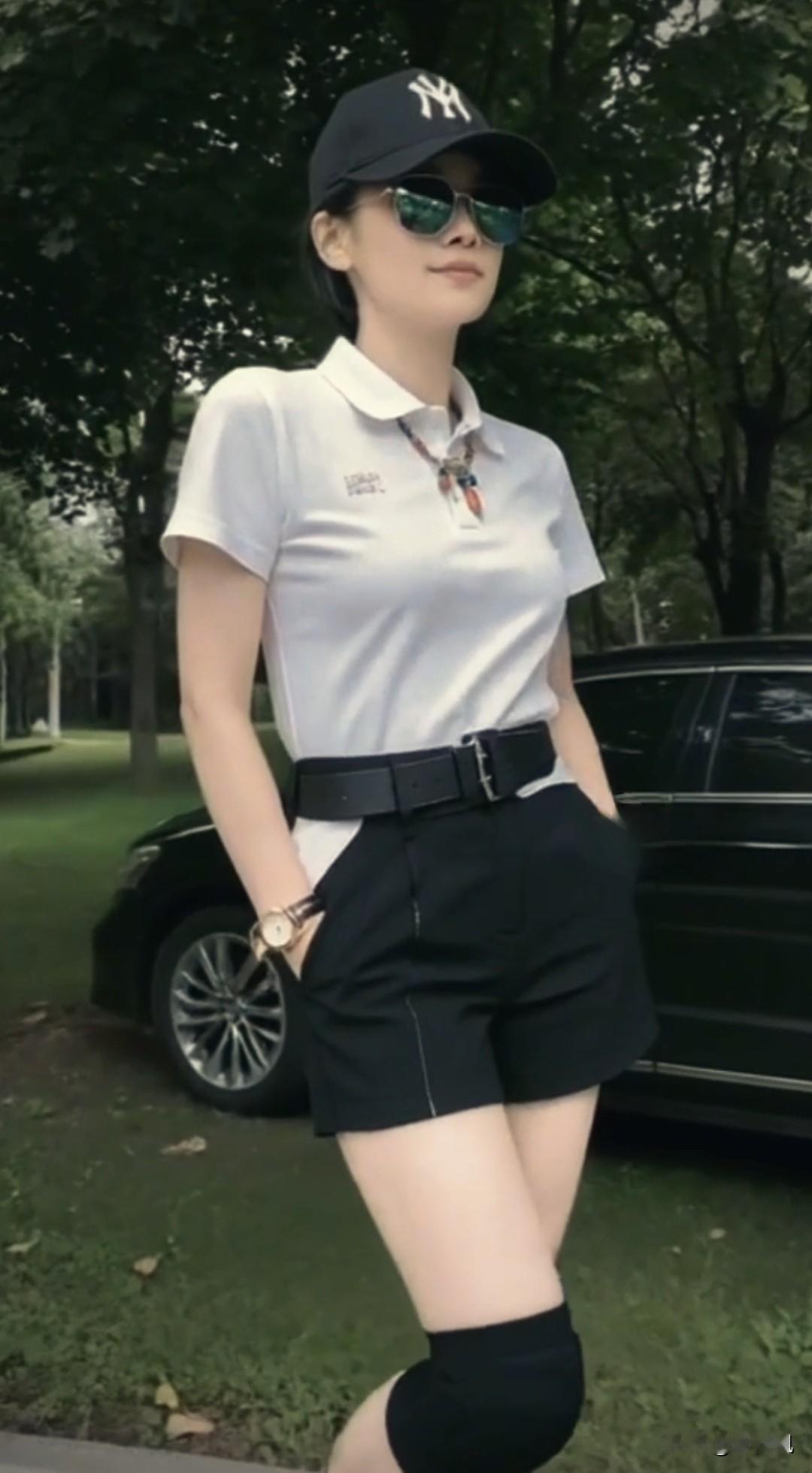 早上空气好，坚持健身不含糊。每天锻炼后，又喜欢在这林荫道上转上几圈，听听鸟叫，感