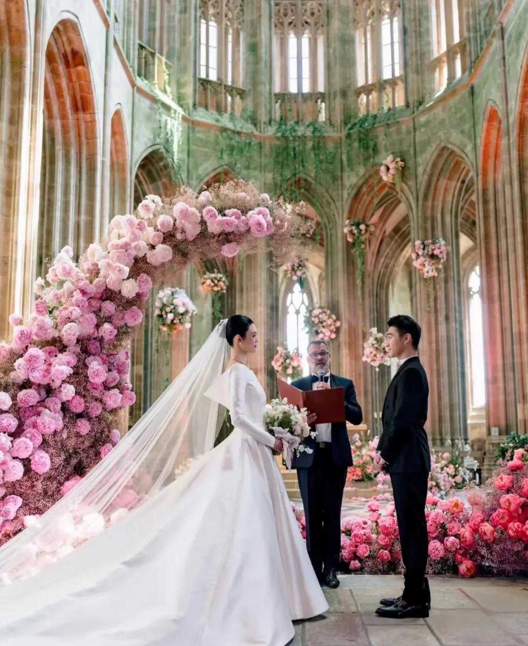 奚梦瑶命好，歪打正着有了今天的好日子。

6月1日，奚梦瑶与何猷君结婚七年后在法