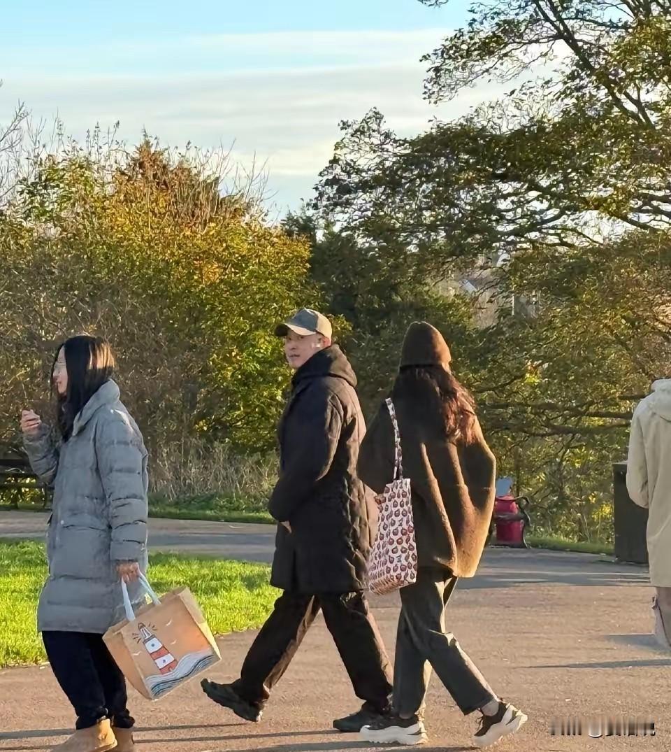 沙溢、胡可夫妻也不免俗，对国内教育不认可，两个儿子都送去英国读书了，这种明星还挺