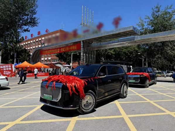 【考场新风景：岚图泰山暖心护考，应援不止于祝福】
一年一度的高考，考场外的花式应