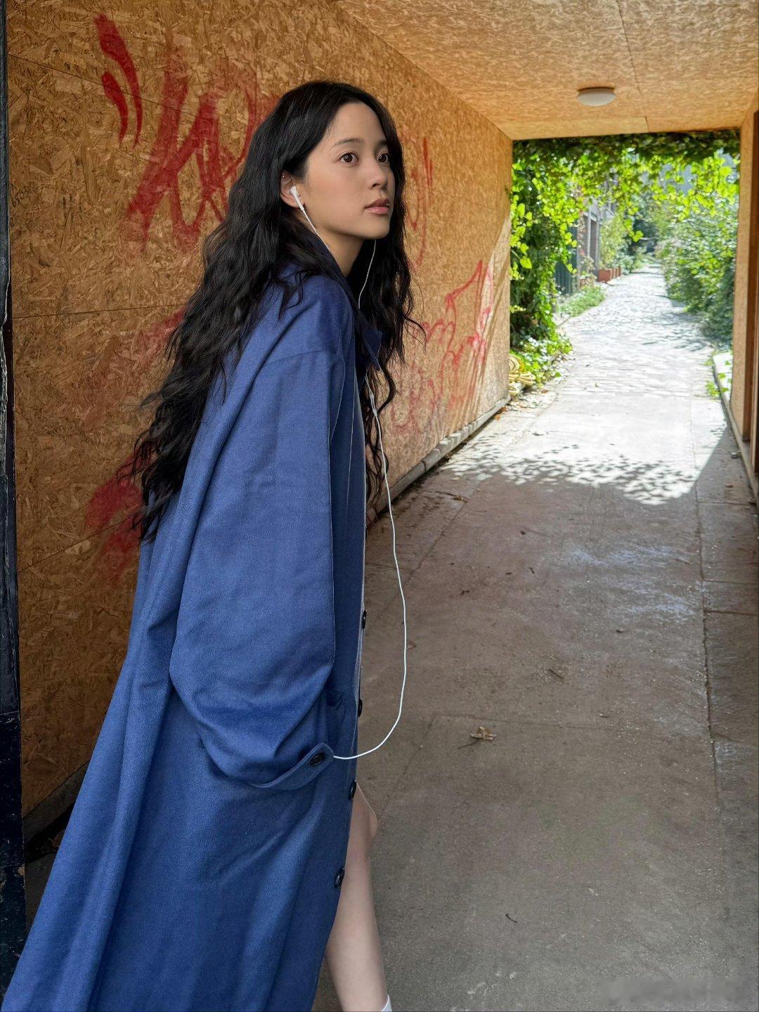 欧阳娜娜耳机到底在听什么 欧阳娜娜巴黎随拍戳中审美！戴耳机漫步街头，白T深棕裤简