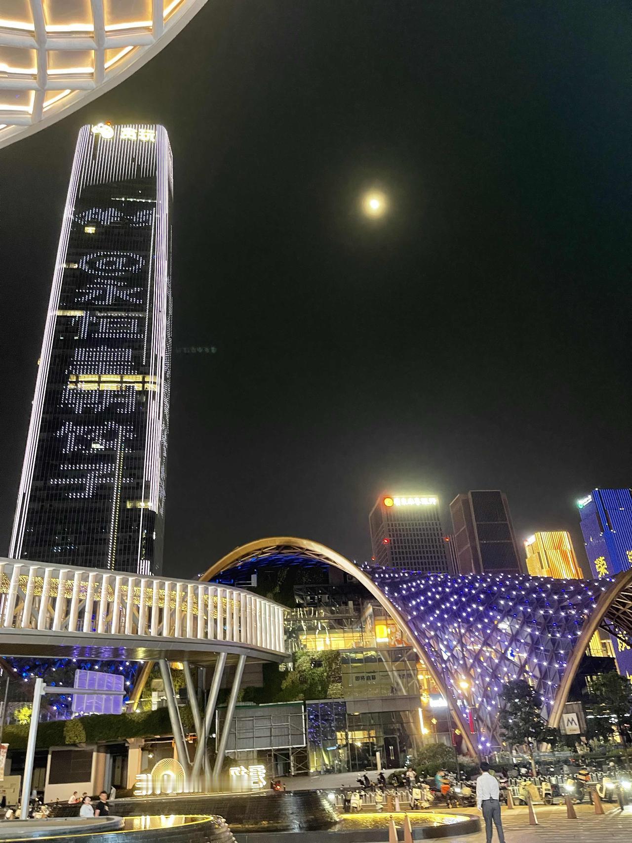 发现这个规律没？当房子、车子这些大件都在降价，连银行利率都在往下走的时候，说明啥