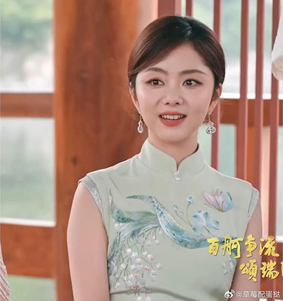 央视镜头下的谭松韵好美谭松韵把彩绳挂手腕上央视镜头下的谭松韵好美谭松韵把彩绳挂手