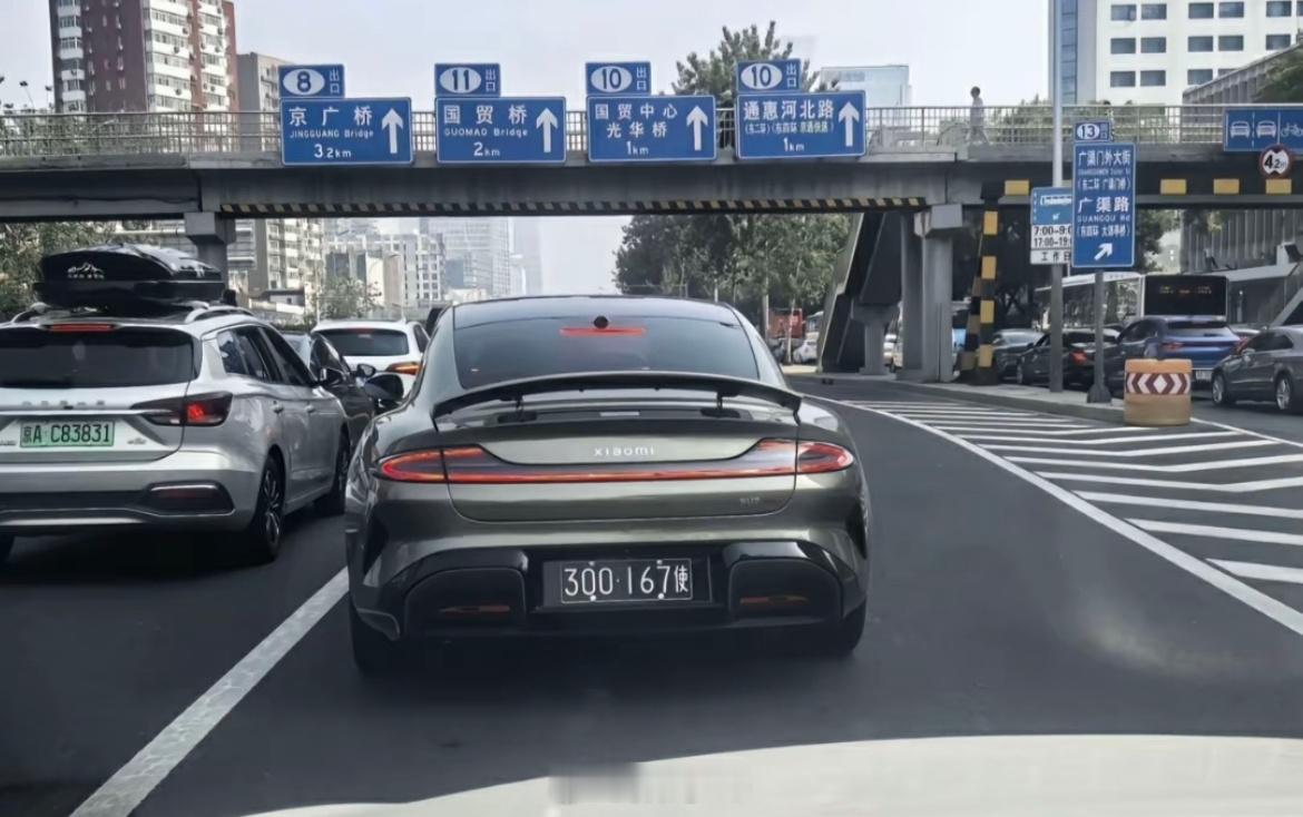 小米su7这白牌就是好看。 ​​​
