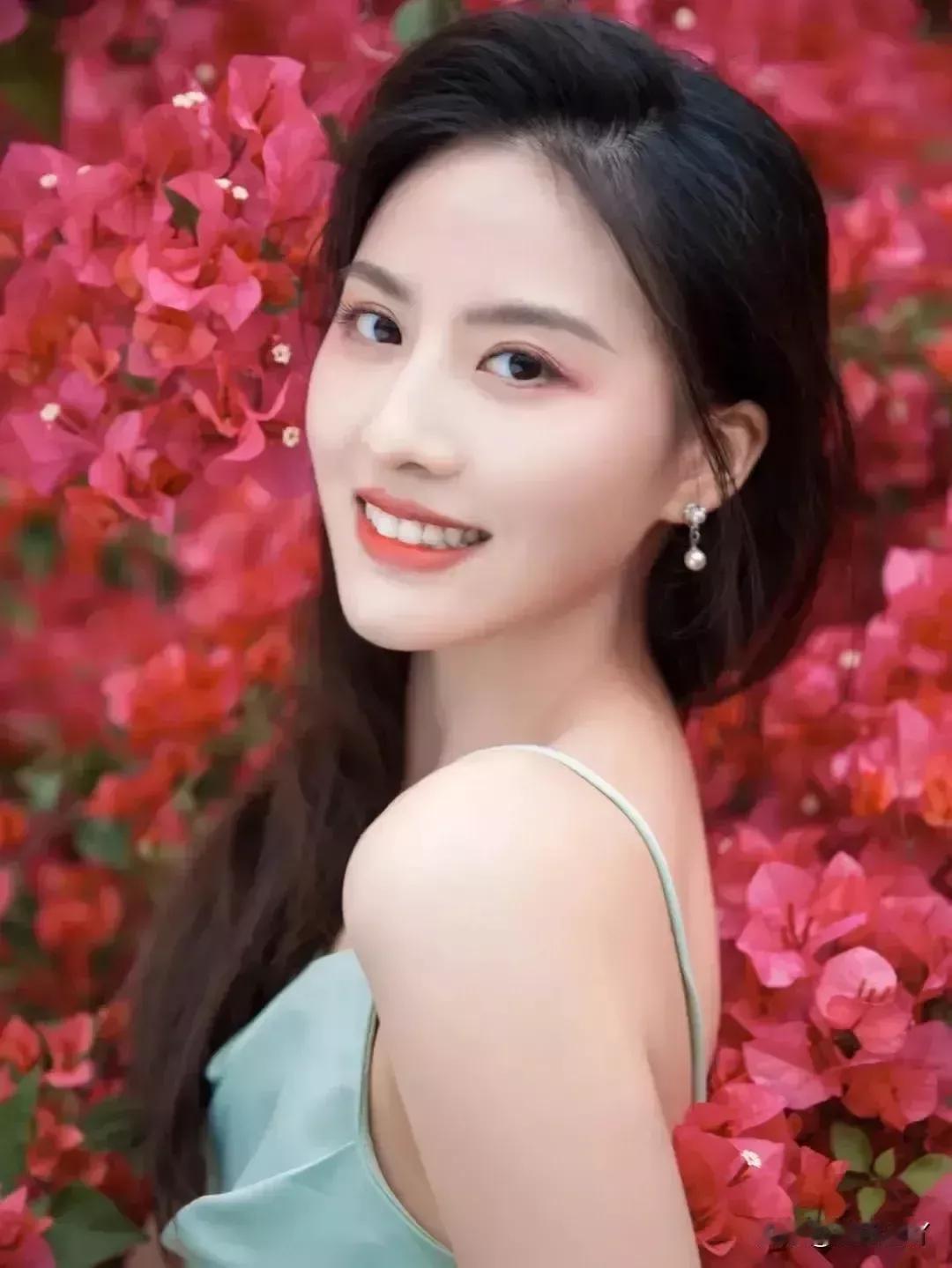 在樱花海中，笑靥如花，温柔似水。