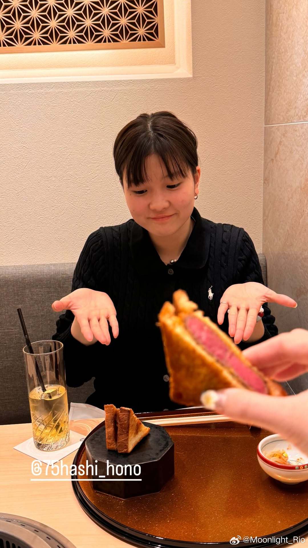 桥本帆乃香和加藤美优一起吃饭🥩 