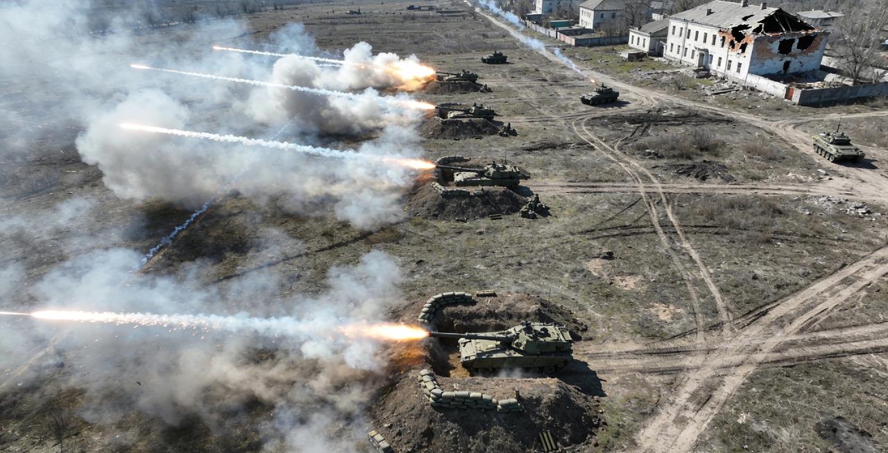 俄乌冲突现场：无人机锁定，俄军精准打击曝光

 
 
俄乌冲突持续之际，多段无人