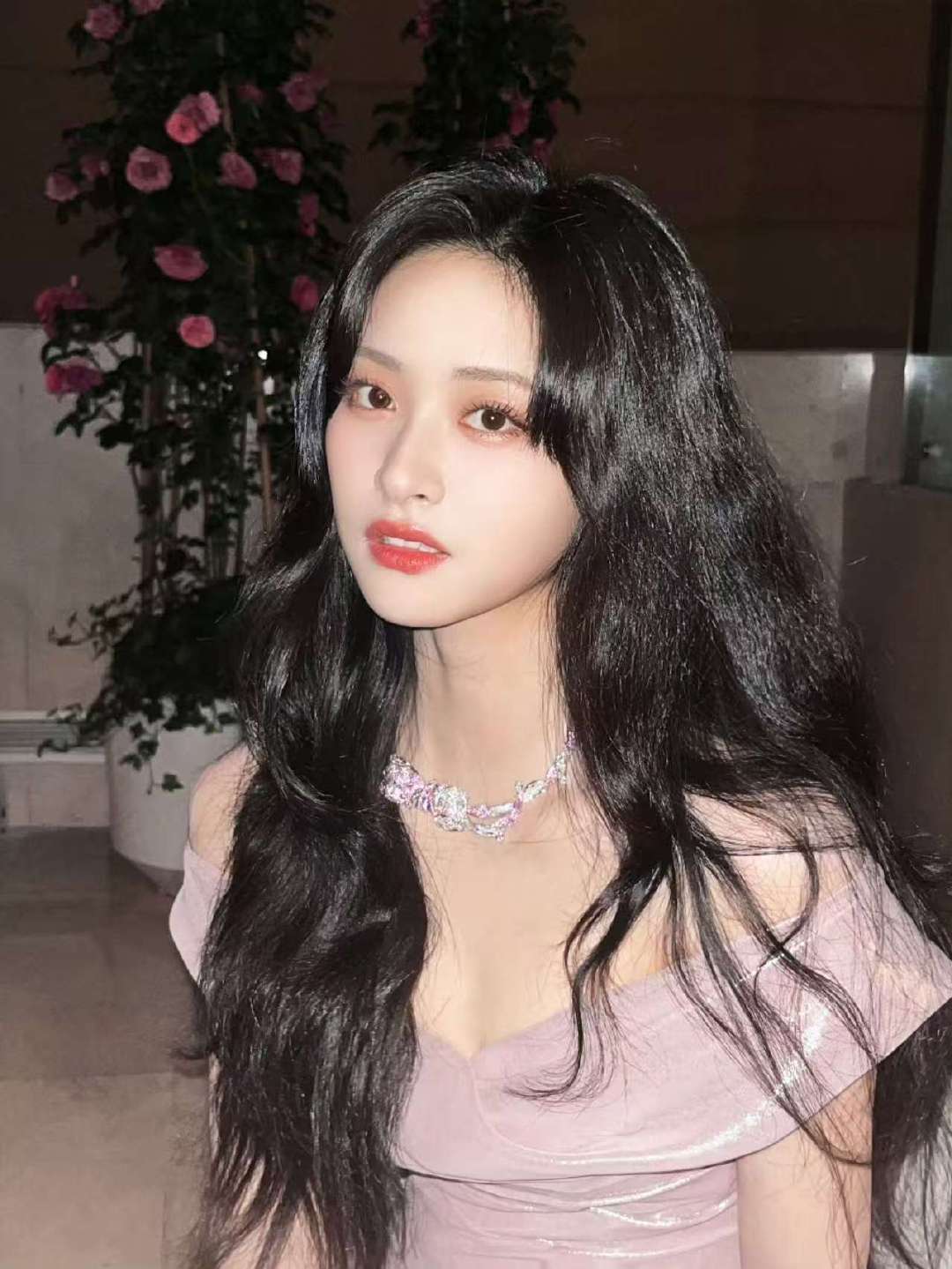 沈月粉裙大波浪沈月娇兰晚宴路透沈月你美，好权威的造型 ​​​