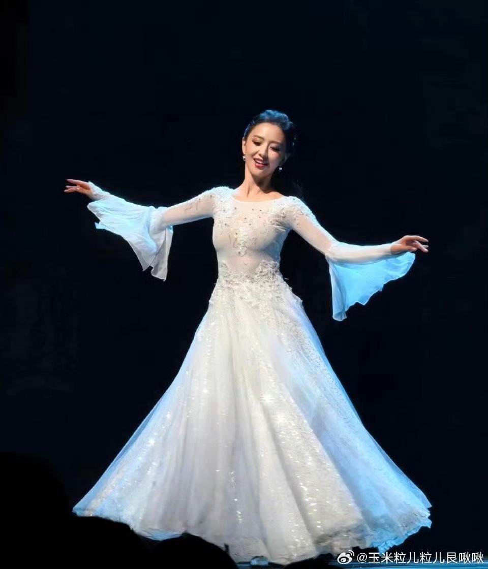 佟丽娅小酒窝同台演出舞剧 佟丽娅携手小酒窝带来舞剧表演，舞姿优雅动人，小女孩灵动