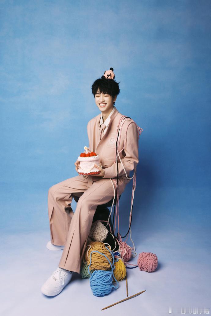 敖子逸23岁生日写真 敖子逸23岁生日，《明日乐园》《师兄太稳健》纷纷送祝福，生