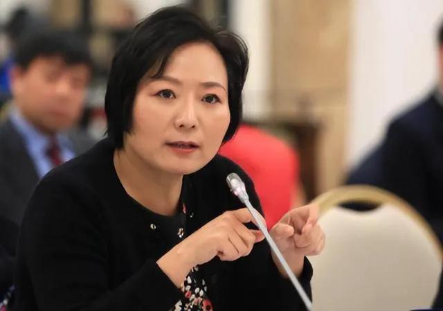 回顾我国最壕包租婆！赠前夫200亿，给女儿500亿，每月收租几个亿

吴亚军的故